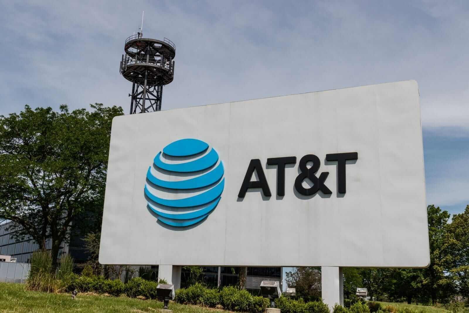 Quelle est la performance des actions d'AT&T par rapport aux actions de services de télécommunications