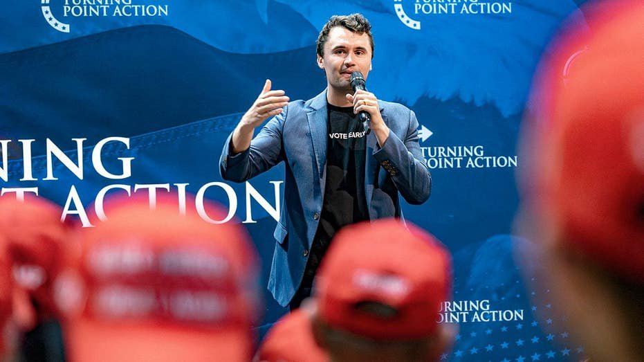 Les participants à la convention républicaine partagent des hommages sincères à feu Charlie Kirk à l'occasion de l'anniversaire de l'assassinat
