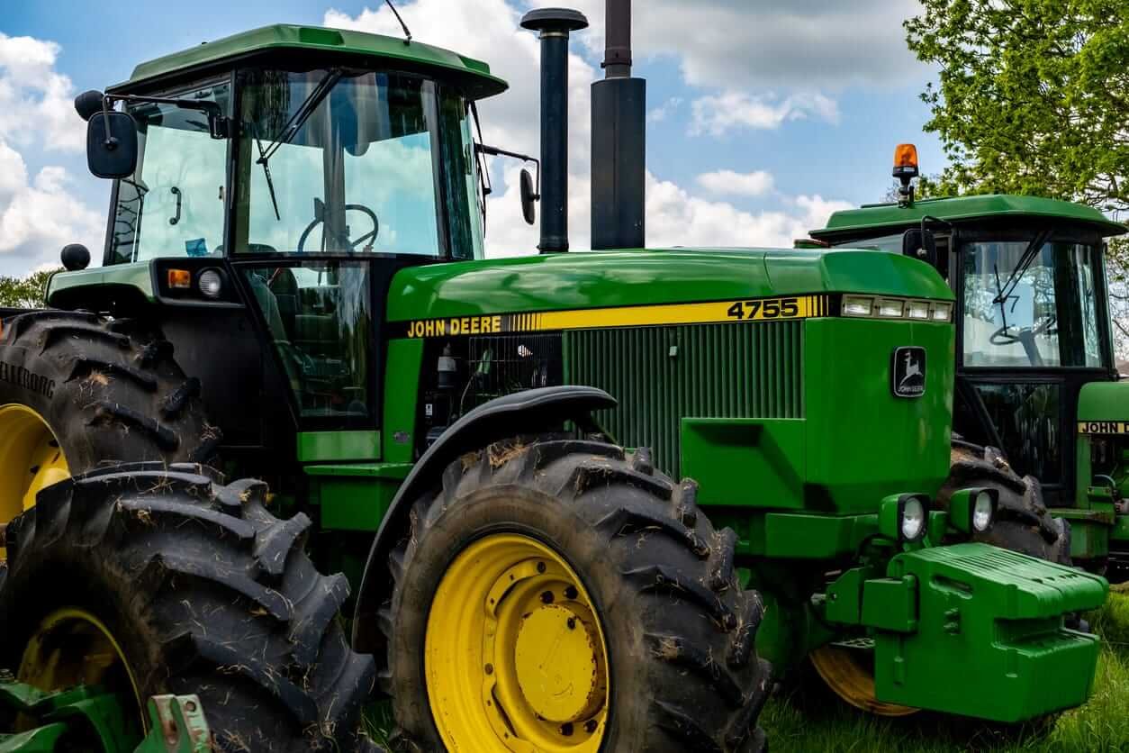 Les extrêmes du marché font apparaître des signes avant-coureurs : les actions de Deere montent en flèche tandis que celles de Dave & Buster font le tour du drain