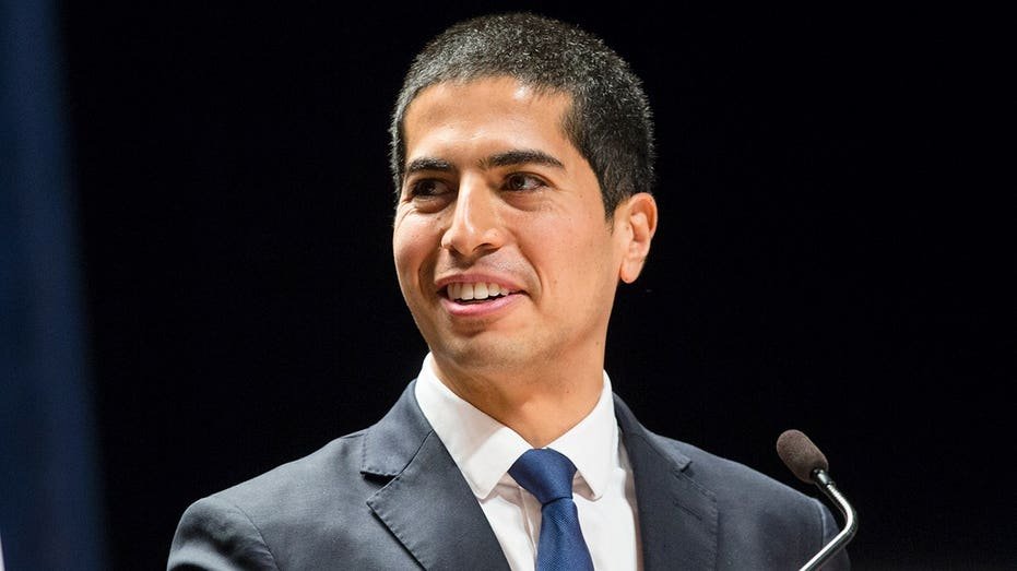 Le favori de Biden-Harris obtient une deuxième chance au Congrès et bat le candidat soutenu par Squad