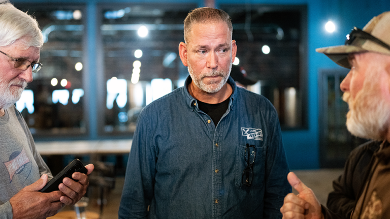 Le récit de « l'eau qui coule » du candidat du Sénat s'effondre sous les versements de la campagne de 500 000 $ à la famille