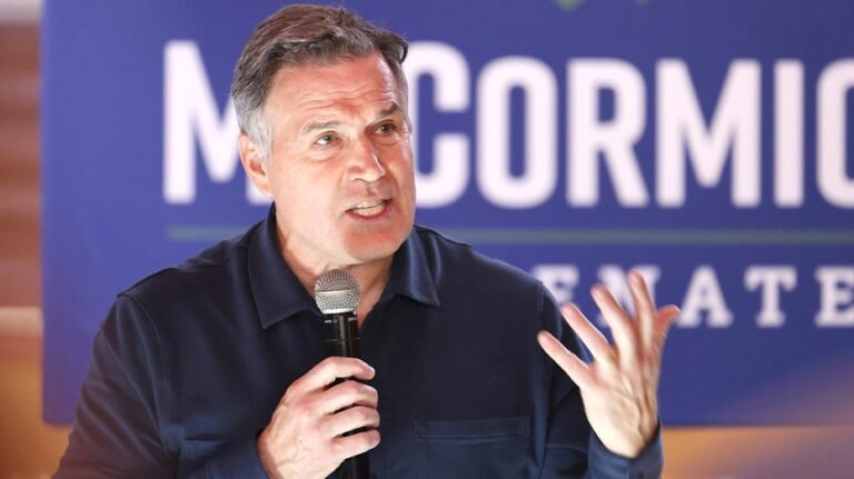 Le sénateur démocrate présente une vidéo surprise à la convention républicaine soutenant McCormick