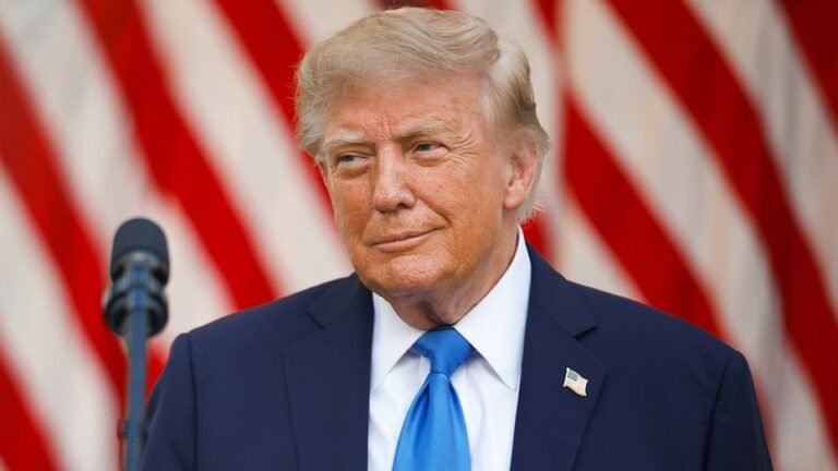 La décision du président Trump juste avant les élections de mi-mandat semble défier la tendance historique et les gros titres de l'actualité