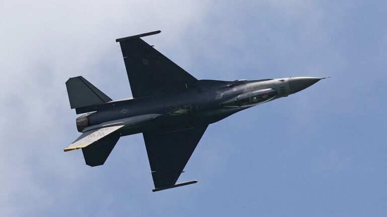 Le F-16 du NORAD intercepte des avions qui ont violé l'espace aérien restreint au-dessus de Camp David en présence de Trump : responsables