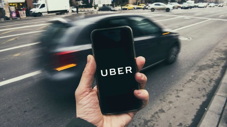 Uber prévoit des licenciements pour 10 % de ses effectifs dans le cadre d'une restructuration. Les actions augmentent.