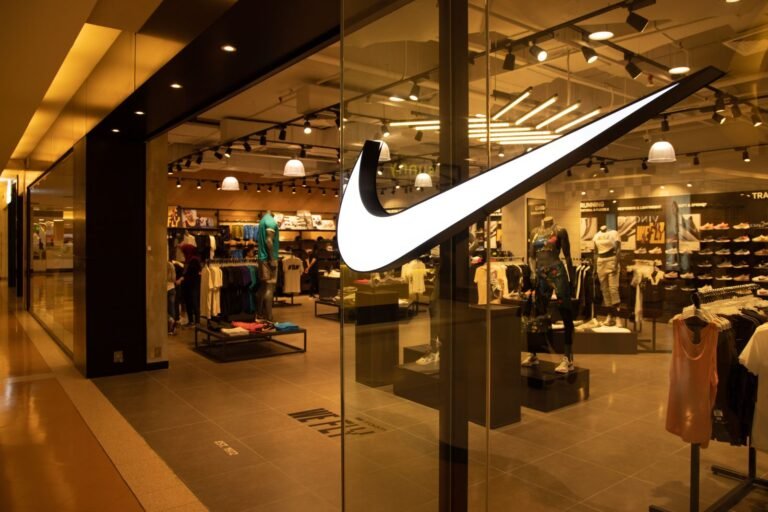 L’action NIKE est-elle sous-performante par rapport au Dow Jones ?