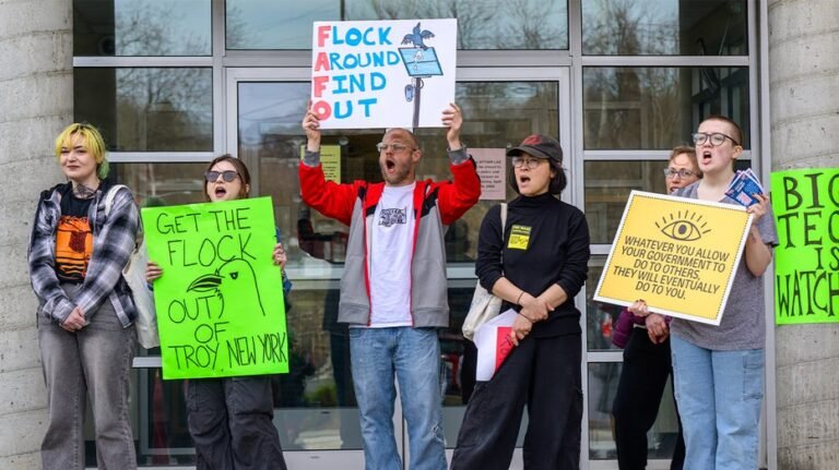 PREMIER SUR FOX : le réseau de protestation « No Kings » derrière la lutte contre les centres de données IA et les caméras Flock