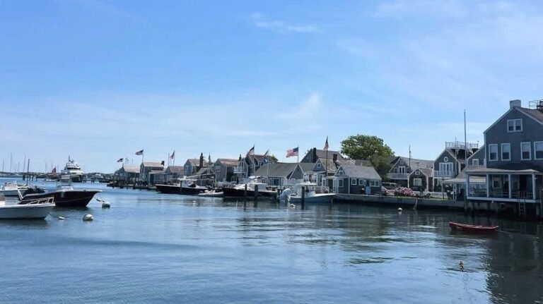 Les démocrates débarquent dans une île chic remplie de donateurs aux poches profondes à l’approche des élections de mi-mandat