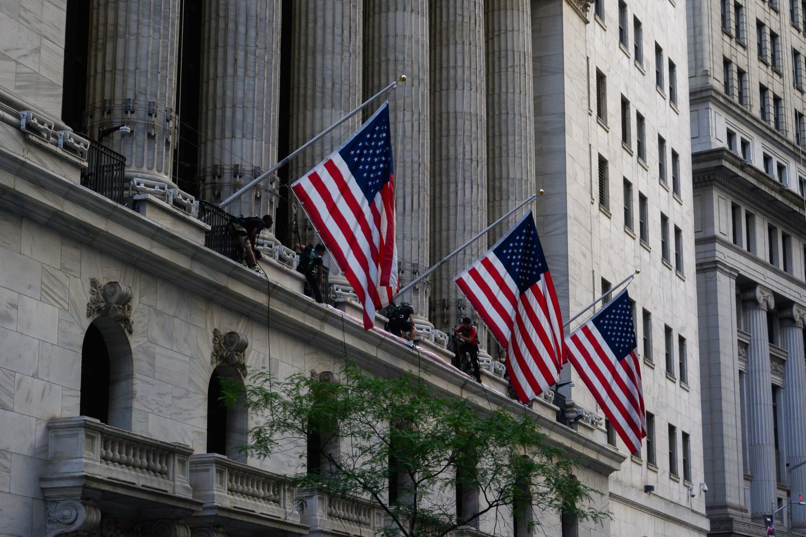 Marché boursier aujourd'hui : le Dow, le S&P 500 et le Nasdaq reculent après que le rapport sur l'emploi chaud alimente les paris sur une hausse des taux de la Fed