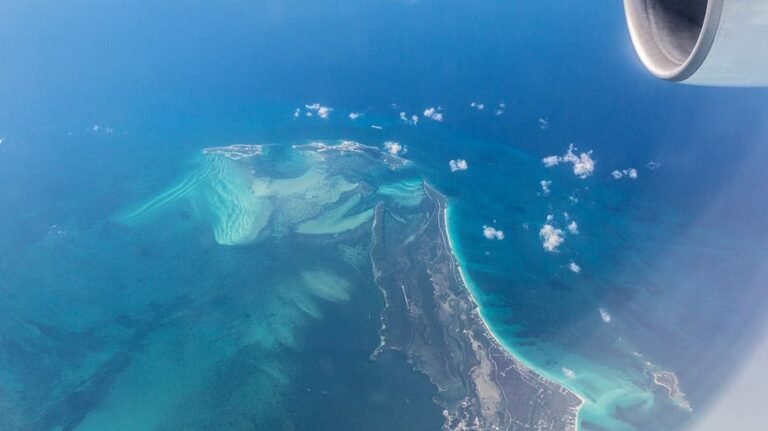 4 membres de la famille voyageant des Bahamas vers la Floride à bord d'un petit avion disparaissent, les garde-côtes se joignant aux recherches