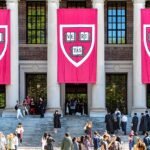 Un homme aurait brandi une arme blanche dans un café de la région de Harvard, ce qui aurait incité le campus à s'abriter sur place.