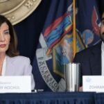 La gouverneure de New York, Kathy Hochul, accuse Trump de « définancer la police », et affirme que le DHS « retient » les fonds antiterroristes.