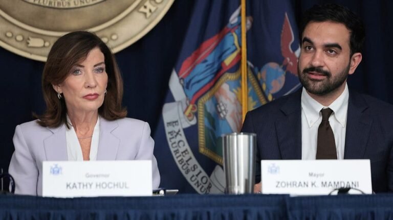 La gouverneure de New York, Kathy Hochul, accuse Trump de « définancer la police », et affirme que le DHS « retient » les fonds antiterroristes.