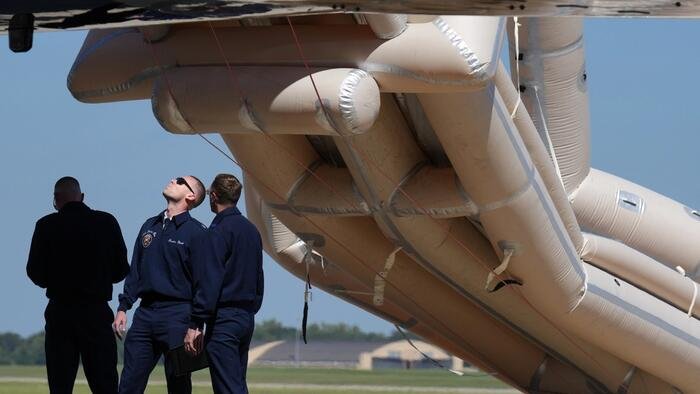 Un toboggan d'urgence a été accidentellement déployé sur le nouveau Air Force One, offert par le Qatar, avant que Trump ne s'envole pour le Texas