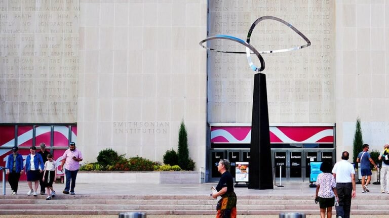 Trump donne à Smithsonian des jours pour remplacer « l'étrange sculpture moderniste » par Père fondateur