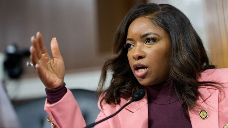 ‘F--- her’ : Jasmine Crockett incendiée par un ancien collègue de Dem sur qui elle a laissé sur la liste d'approbation