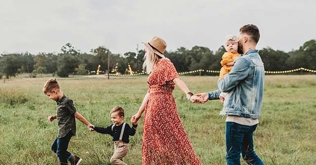 Rapport : L'administration Trump pourrait ouvrir des fonds aux couples mariés qui choisissent d'élever leurs enfants à la maison