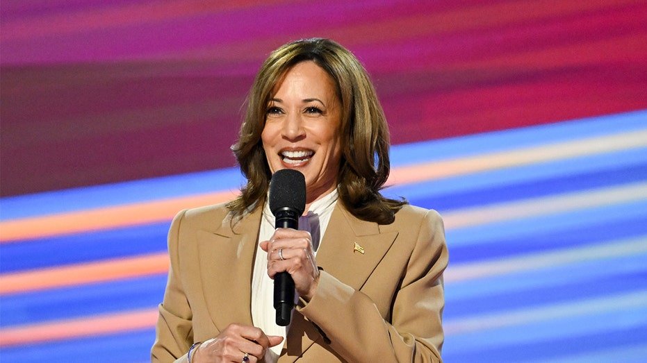 Kamala Harris utilise l'analogie des fleurs pour expliquer les algorithmes des médias sociaux tout en discutant de l'IA, des midterms