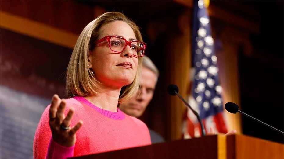 Le juge permet au procès des« briseurs de maisons » contre l'ancien sénateur Kyrsten Sinema d'aller de l'avant
