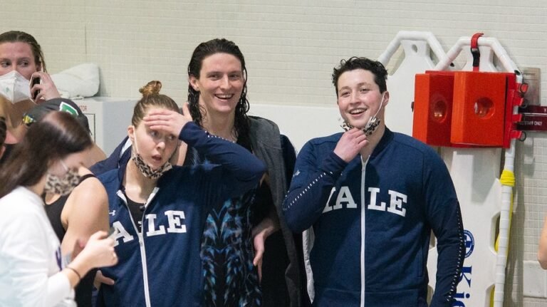 Hawley se concentre sur la controverse du vestiaire de Lia Thomas : « Ont-ils consenti ? »