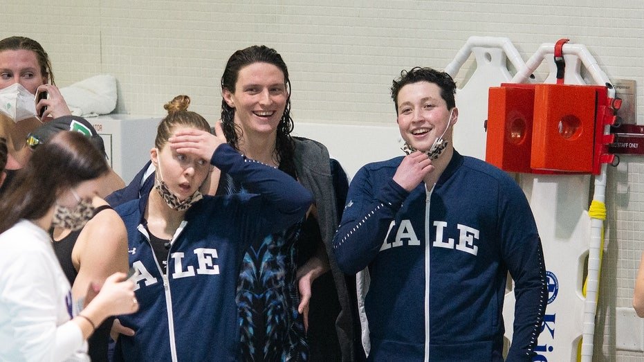 Hawley se concentre sur la controverse du vestiaire de Lia Thomas : « Ont-ils consenti ? »