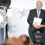 Le juge en chef de la Cour suprême fait l'éloge du leader sortant du Smithsonian qui était sous la pression de l'administration Trump