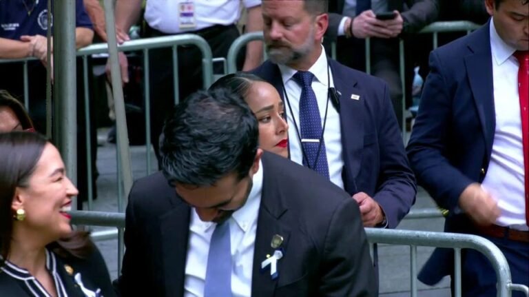 Trump se décharge sur l'AOC, Mamdani pour avoir ri lors de la cérémonie sacrée du 11 septembre à Ground Zero