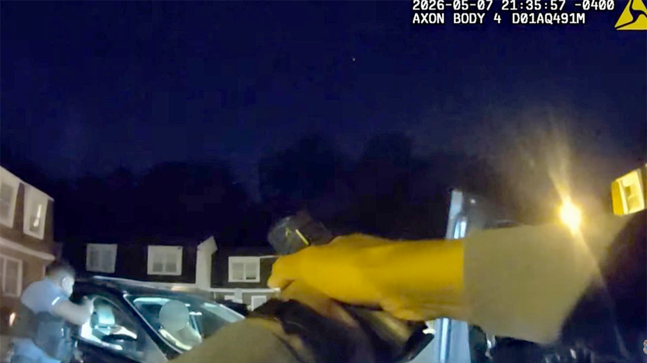 REGARDER: Un suspect de détournement de voiture dans le Maryland se dirige vers les flics alors qu'ils ouvrent le feu