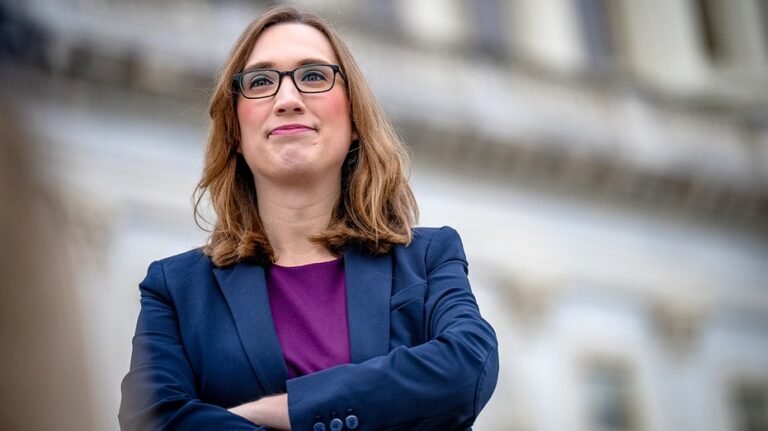 Les républicains bouleversent leur rival soutenu par le parti pour défier le premier membre du Congrès ouvertement trans