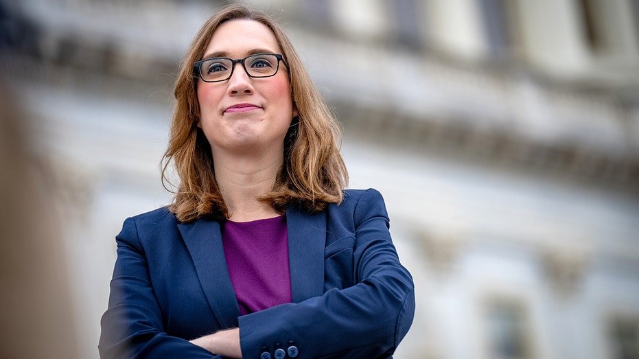 Les républicains bouleversent leur rival soutenu par le parti pour défier le premier membre du Congrès ouvertement trans