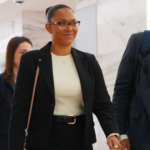 La mère porteuse qui a refusé l'avortement porte plainte devant la Cour suprême alors que la vie du bébé est en jeu