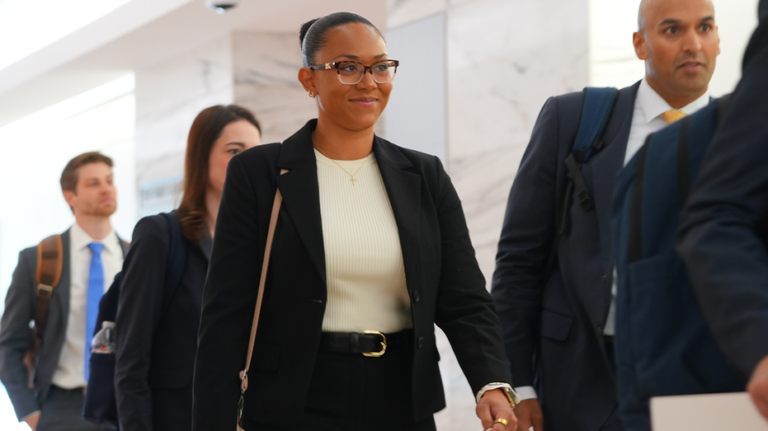 La mère porteuse qui a refusé l'avortement porte plainte devant la Cour suprême alors que la vie du bébé est en jeu