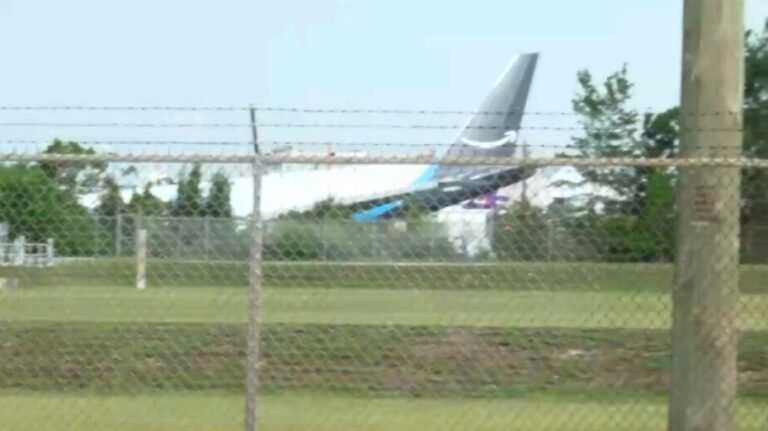 Un avion cargo d'Amazon dépasse la piste de l'aéroport de Miami, heurtant «plusieurs» véhicules et prenant feu