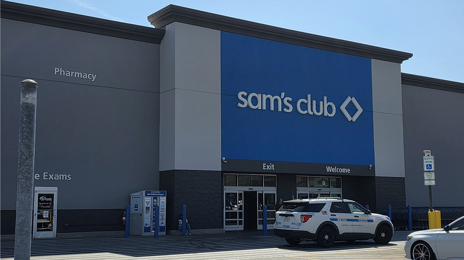Une balle perdue provenant d'une bagarre dans un salon à proximité tue un employé de Frito-Lay à l'intérieur du Sam's Club