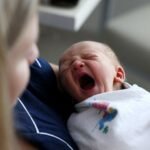 Le projet du Massachusetts d'offrir des visites à domicile pour le dépistage post-partum suscite un débat en ligne