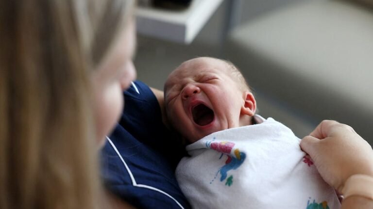 Le projet du Massachusetts d'offrir des visites à domicile pour le dépistage post-partum suscite un débat en ligne