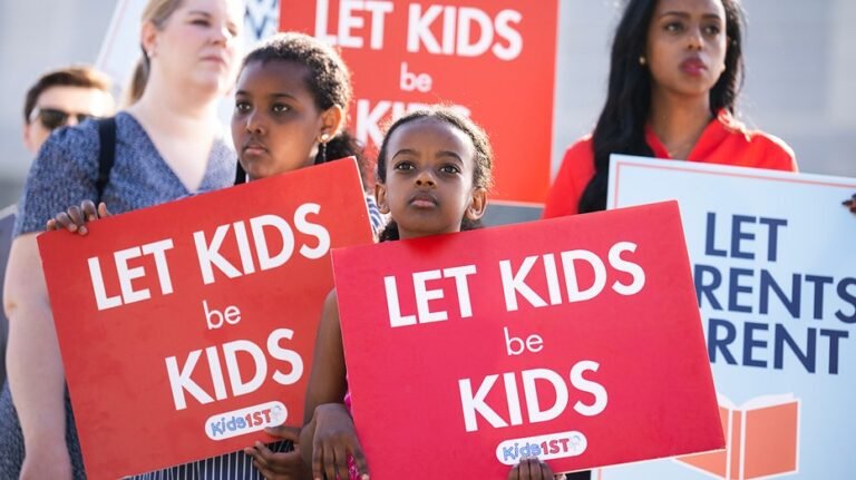 Le district scolaire bleu est accusé d'avoir défié la Cour suprême et caché les transitions de genre aux parents