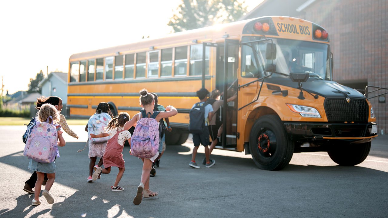 La pénurie de chauffeurs d'autobus scolaires persiste alors que les districts augmentent les salaires pour rivaliser pour les travailleurs