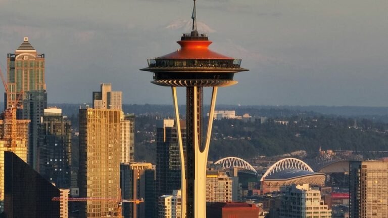 Un juge nommé par Obama ouvre la voie à un employé blanc pour contester les politiques de la DEI de Seattle