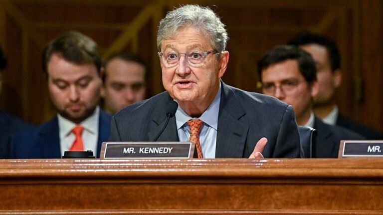 Sen Kennedy dit qu'aucun politicien vivant ne devrait avoir de bâtiments nommés d'après eux après les déménagements de Trump