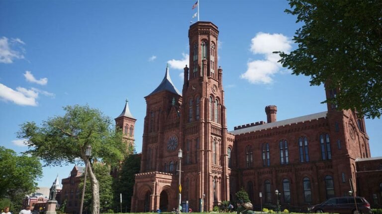 La décision du Smithsonian relance la critique « marxiste » alors que le musée latino évite l'approbation du Congrès