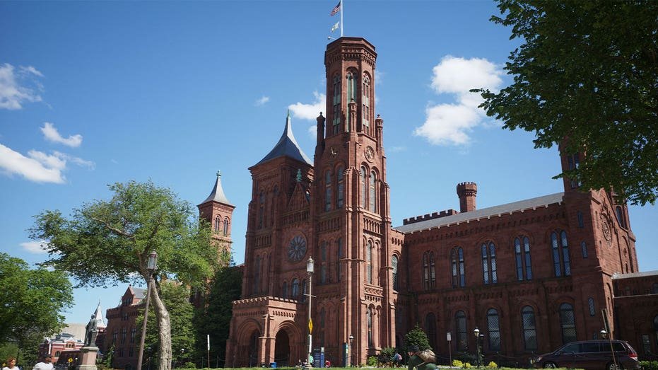 La décision du Smithsonian relance la critique « marxiste » alors que le musée latino évite l'approbation du Congrès