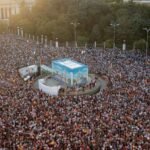 Des dizaines de milliers de personnes envahissent les rues pour protester contre la crise à la frontière espagnole