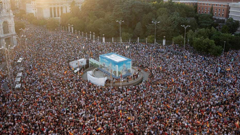 Des dizaines de milliers de personnes envahissent les rues pour protester contre la crise à la frontière espagnole