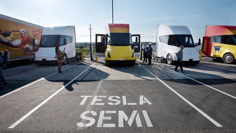 Tesla commence à livrer des semi-remorques aux clients après des années de retards