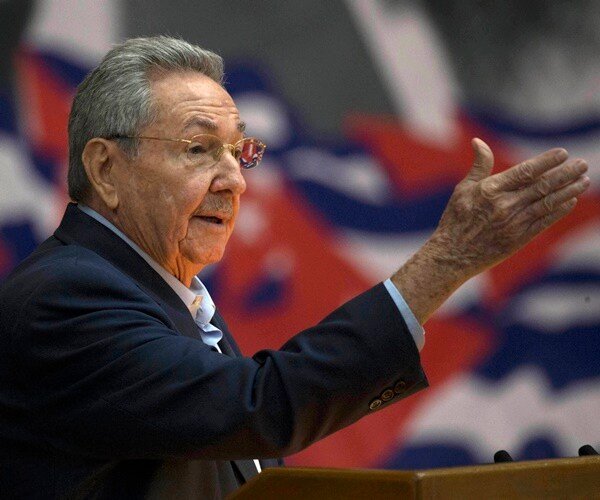 L'ancien président cubain Raúl Castro réapparaît lors d'un événement militaire