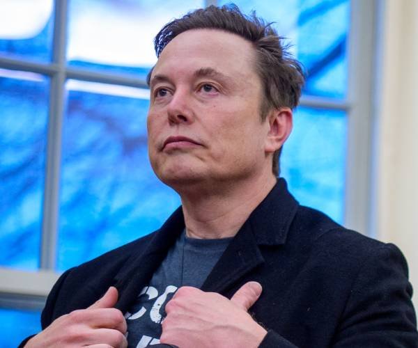 NY Times : Les publicités de mi-mandat de Musk critiquent les démocrates sur les questions trans