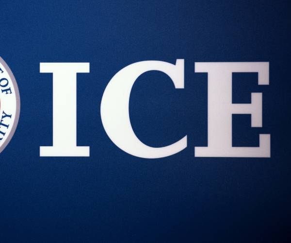 Mullin du DHS à Newsmax : Nous laissons simplement les agents ICE faire leur travail