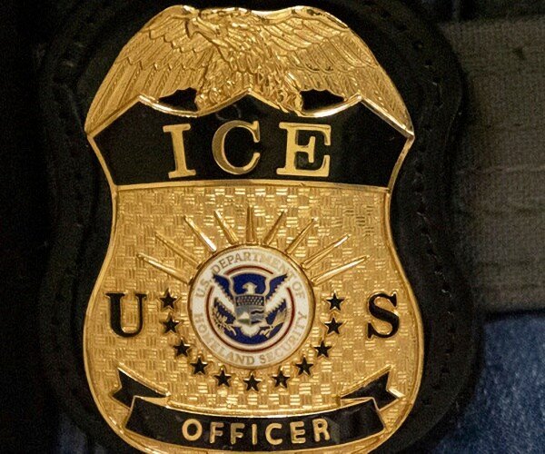 Un officier de l'ICE plaide non coupable d'avoir menti sur la fusillade et a été libéré