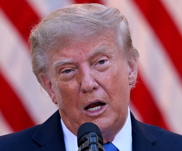 Trump rôtit les looks de Paxton tout en louant son record